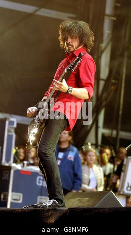 Dave Grohl des Foo Fighters se produit sur la scène principale au Reading Festival le samedi 27 août 2005. APPUYEZ SUR ASSOCIATION photo. Le crédit photo devrait se lire: Yui Mok/PA Banque D'Images