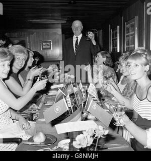 Bobby Charlton SNR, le père de Bobby et Jack, qui ont remporté la coupe du monde d'Angleterre, lève son verre avec un toast tandis qu'il dine avec les amies et les épouses de l'équipe d'Angleterre au Royal Garden Hotel de Kensington.Les joueurs ont eu leur propre banquet de célébration, lancé par le FA, dans une autre aile de l'hôtel Banque D'Images