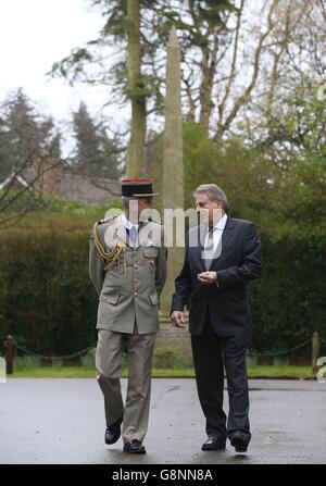 Le colonel Antoine de Loustal (à gauche), l'Attache de défense de l'ambassade de France à Londres, et le ministre du Patrimoine David Evennet visitent le paysage et l'obélisque commémoratifs de la Promenade de Verdun à Croydon, qui a reçu le statut de Grade II en l'honneur du centenaire de la bataille de Verdun. Banque D'Images