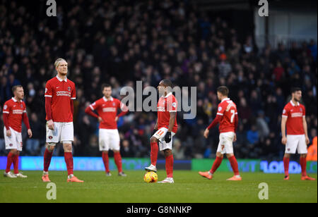 Fulham et Charlton Athletic - Championnat Sky Bet - Craven Cottage.Callum Harriott (au centre) de Charlton Athletic est abattu par les coéquipiers après avoir concéder leur troisième but du jeu Banque D'Images