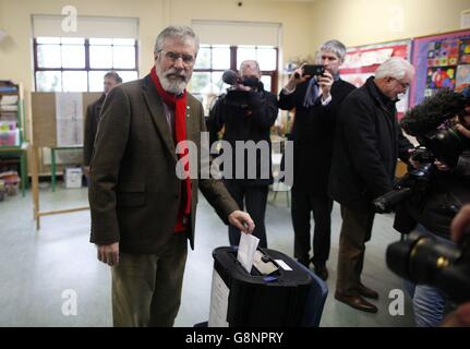 Le chef de Sinn Fein, Gerry Adams, vote lors de l'élection générale de 2016 à l'école nationale Dulargy de Ravensdale, Co Louth. Banque D'Images