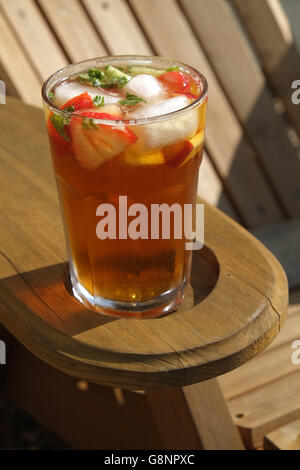 Soirée d'un verre de limonade et Pimms cocktail estivales les plus populaires Banque D'Images