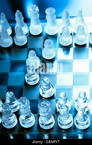 Pièces des échecs et l'échiquier dans le verre Banque D'Images