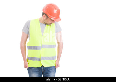 Young constructeur wearing hard la chaleur et gilet jaune réfléchissant prêt à commencer une nouvelle journée de travail isolé sur blanc Banque D'Images