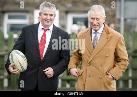 Le Prince de Galles, patron du club de rugby Llandovery, pays de Galles, marche avec le coordinateur de rugby junior Llandovery Carwyn Williams (à gauche) lors d'une visite au club, pour rencontrer l'équipe de jeunes du club pendant qu'ils prennent part à une séance d'entraînement sur le terrain, avant d'assister à une réception avec des supporters, des volontaires, personnel et joueurs. Banque D'Images