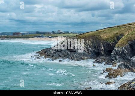 West Pentire vagues en regardant vers la plage de Fistral et le bleu de la mer océan au large de la côte de Cornouailles UK Banque D'Images