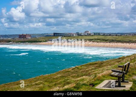 Une foule de gens sur la plage par la mer sur la plage de Fistral, Newquay, Cornwall, UK avec la pointe derrière l'hôtel Banque D'Images