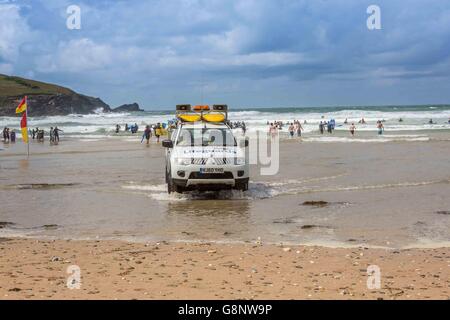 Un sauveteur RNLI 4x4 Mitsubishi voiture sur la plage par la mer sur la plage de Fistral, Newquay, Cornwall, UK Banque D'Images