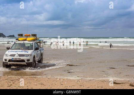 Un sauveteur RNLI 4x4 Mitsubishi voiture sur la plage par la mer sur la plage de Fistral, Newquay, Cornwall, UK Banque D'Images