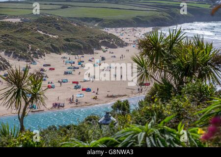 Un niveau élevé de la rivière vies estuaire Gannel, plage de Crantock, près de Newquay en Cornouailles, Royaume-Uni. Banque D'Images