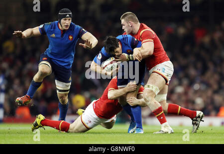 Le Français François Trinh-Duc est attaqué par Ken Owens et Dan Lydiate du pays de Galles lors du match des six Nations du RBS 2016 au stade de la Principauté de Cardiff. Banque D'Images