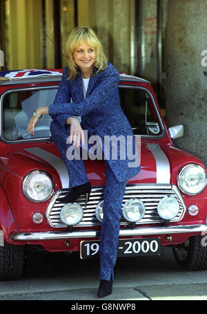 Twiggy, le supermodèle des années soixante Swinging, photographié avec une autre icône de style britannique, la voiture Mini Classic, à Covent Garden, Londres, alors qu'elle entre dans sa dernière phase de production à Longbridge. Banque D'Images