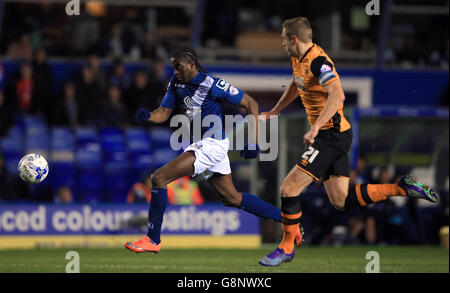 Clayton Donaldson de Birmingham City et Michael Dawson de Hull City se battent pour le ballon lors du match de championnat Sky Bet à St Andrews, Birmingham. Banque D'Images