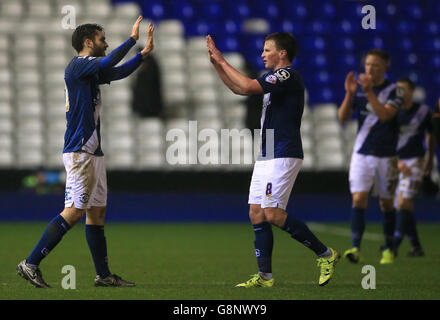 Jon Toral (à gauche) de Birmingham City et Stephen Gleeson célèbrent le premier but de Toral lors du match de championnat Sky Bet à St Andrews, Birmingham. Banque D'Images