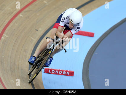 Andrew Tennant, de la Grande-Bretagne, participe à la course individuelle des hommes au troisième jour des Championnats du monde de cyclisme sur piste de l'UCI à Lee Valley Volopark, Londres. Banque D'Images