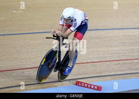 Andrew Tennant, de la Grande-Bretagne, participe à la course individuelle des hommes au troisième jour des Championnats du monde de cyclisme sur piste de l'UCI à Lee Valley Volopark, Londres. Banque D'Images