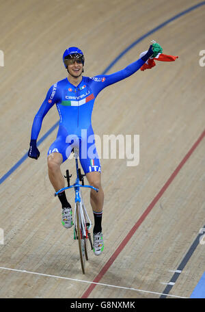 Filippo Ganna, en Italie, célèbre la victoire de l'or dans la finale de la poursuite individuelle des hommes lors du troisième jour des Championnats du monde de cyclisme sur piste de l'UCI à Lee Valley Volopark, Londres.APPUYEZ SUR ASSOCIATION photo.Date de la photo : vendredi 4 mars 2016.Voir PA Story CYCLISME World.Le crédit photo devrait se lire comme suit : John Walton/PA Wire. Banque D'Images