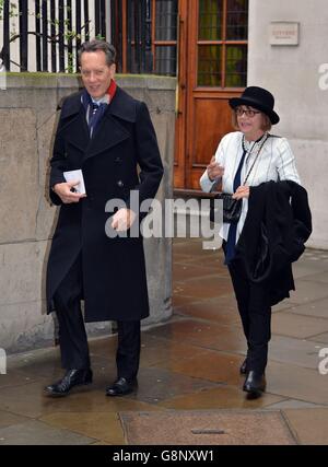 Richard E Grant et sa femme Joan Washington arrivent à l'église St Bride à Londres pour une cérémonie célébrant le mariage de Rupert Murdoch et Jerry Hall. Banque D'Images