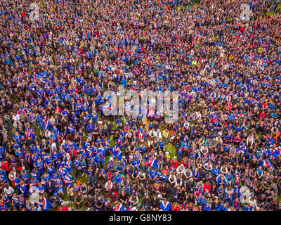 Les foules à Reykjavik en regardant l'Islande contre l'Angleterre-UEFA Euro 2016 Tournoi de football, Reykjavik, Islande. L'Islande a gagné 2-1. Banque D'Images