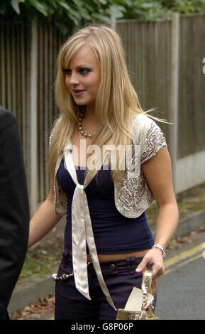 Tina O'Brien, star de la rue couronnement, arrive au mariage de Samia Ghadie à Alderley Edge, Cheshire le samedi 10 septembre 2005.Samia Ghadie, qui joue Maria à Coronation Street, a épousé aujourd'hui le promoteur immobilier Matthew Smith lors d'une cérémonie à clé près de sa maison à Rochdale.Voir PA Story SHOWBIZ Weddings.APPUYEZ SUR ASSOCIATION photo.Le crédit photo devrait se lire : Warren Smith/PA Banque D'Images