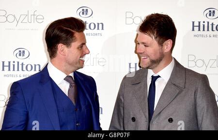 Keith Duffy (à gauche), de Boyzone, et Brian McFadden, de Westlife, annoncent leur intention de joindre leurs forces en tant que Boyzlife, lors d'une séance photo au Hilton Bankside, à Londres. Banque D'Images