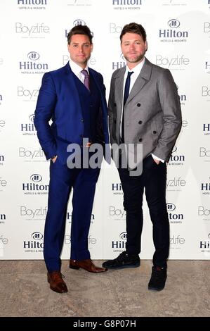 Keith Duffy (à gauche), de Boyzone, et Brian McFadden, de Westlife, annoncent leur intention de joindre leurs forces en tant que Boyzlife, lors d'une séance photo au Hilton Bankside, à Londres. Banque D'Images