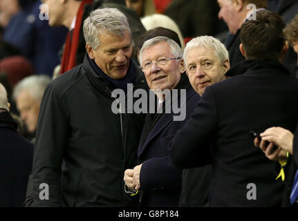 Liverpool / Manchester United - UEFA Europa League - Round of Sixteen - First Leg - Anfield.L'ancien directeur général de Manchester United David Gill (à gauche) et l'ancien directeur Sir Alex Ferguson dans les tribunes précédant le coup d'envoi. Banque D'Images