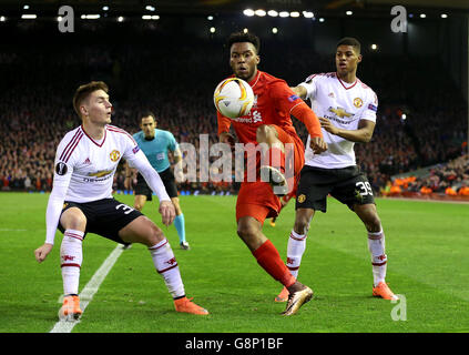 Daniel Sturridge (au centre) de Liverpool en action avec Marcus Rashford (à droite) de Manchester United et Guillermo Varela. Banque D'Images