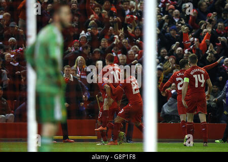 Roberto Firmino de Liverpool (au centre à gauche) célèbre avec ses coéquipiers après avoir marquant son deuxième but du match de l'UEFA Europa League, Round of Sixteen, First Leg Match à Anfield, Liverpool. Banque D'Images