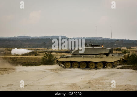 Un char de combat principal Challenger II participe à des tirs en direct à Lulworth Gunnery Range, Dorset, où des réservistes de l'armée de la Royal Wessex Yeomanry (RWxY) s'entraîne dans le cadre de la Force de réaction du Royaume-Uni. Banque D'Images