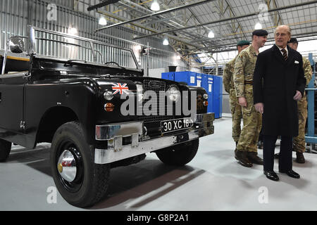 Le duc d'Édimbourg, colonel en chef, Royal Electrical and Mechanical Engineers (REME), regarde un Escort Rover série 2A de cérémonie noire des années 1960, officiellement détenu par la reine Elizabeth la reine mère, lors d'une visite de la nouvelle maison de REME au MOD Lyneham dans le Wiltshire. Banque D'Images