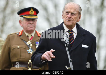 Le duc d'Édimbourg, colonel en chef, Royal Electrical and Mechanical Engineers (REME), prononce un discours avant de dévoiler une plaque pour renommer officiellement la nouvelle maison de REME « le prince Philip Barracks » au MOD Lyneham dans le Wiltshire lors d'une visite dans les casernes. Banque D'Images