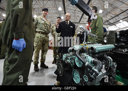 Le duc d'Édimbourg, colonel en chef du Royal Electrical and Mechanical Engineers (REME), s'adresse au personnel de l'armée dans un atelier Land Rover lors d'une visite de la nouvelle maison du REME au MOD Lyneham dans le Wiltshire. Banque D'Images