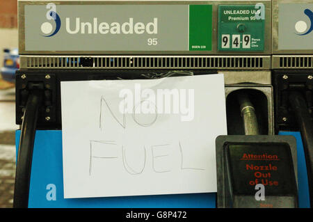 Une photo générique d'une pompe à essence prise à Esso, Great Western Rd, Glasgow Mardi 13 septembre 2005 une seule pompe était à court de carburant. À cette station-service. Le chancelier Gordon Brown a appelé aujourd'hui, mardi 13 septembre 2005, à un « effort concerté » de la part des pays producteurs de pétrole pour faire baisser les prix. Son discours à la TUC de Brighton a eu lieu à la veille de la manifestation attendue sur les taxes sur les carburants. De nombreuses stations-service ont rapporté des achats de panique de masse avec crainte d'une pénurie de carburant. Voir PA Politics Fuel. Appuyez sur Association photo. Le crédit photo doit être lu par Danny Lawson Banque D'Images