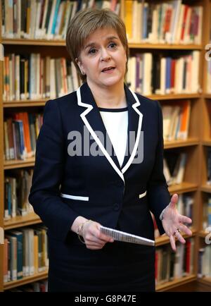 Le premier ministre Nicola Sturgeon annonce le nouveau Makar (poète national d'Écosse) Jackie Kay à la bibliothèque de poésie écossaise d'Édimbourg. Banque D'Images