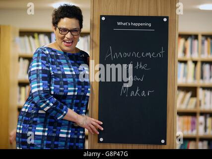 New Makar Jackie Kay (poète national écossais) à la Scottish Poetry Library d'Édimbourg. Banque D'Images