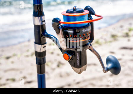 Le rabatteur et Rod sur la plage de Calahonda, Espagne Banque D'Images