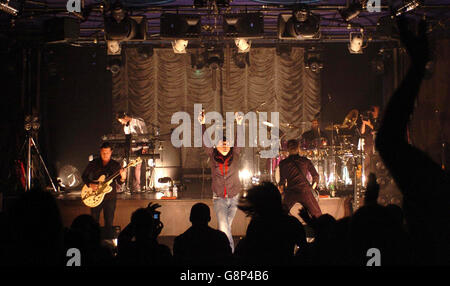 Jim Kerr et simple Minds sont de nouveau sur scène au concert Capital Gold Legends Live au lieu de Londres, le mardi 13 septembre 2005. Le groupe en est maintenant à sa troisième décennie en tant que groupe d'enregistrement et soutient encore un autre album. APPUYEZ SUR ASSOCIATION PHOTO. Le crédit photo devrait se lire: Johnny Green/PA Banque D'Images