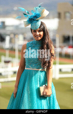 2016 Cheltenham Festival - Ladies Day - Cheltenham Racecourse.Une femme racegoer dans un chapeau de fantaisie pendant la Journée des dames du Cheltenham Festival 2016 à Cheltenham Racecourse. Banque D'Images