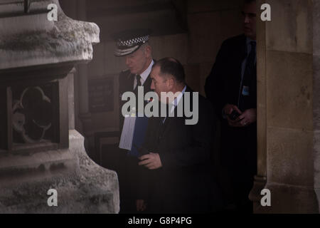 le commissaire de police métropolitaine Sir Bernard Hogan-Howe (à gauche) arrive à la Maison Portcullis, à Londres, pour témoigner devant le comité des affaires intérieures de la Chambre des communes à la suite d'une féroce controverse au sujet des enquêtes liées à des personnalités éminentes. Banque D'Images