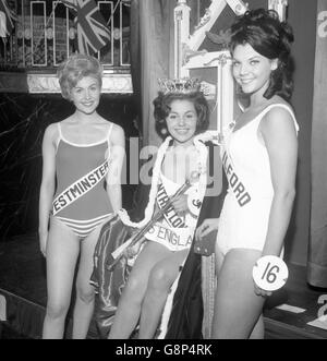 Couronné Miss England 1964, Brenda Blackler, 20 ans, qui a concouru sous le nom de Miss Central London, est photographiée avec Joan Lofthouse, 19 ans, à droite, et Tracey Ingram (Miss Westminster), 21 ans, troisième. Le concours Miss England a eu lieu à la salle de bal Ritz à Manchester. Banque D'Images