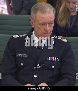 sir Bernard Hogan-Howe, commissaire de la police métropolitaine, présente des éléments de preuve au comité des affaires intérieures de la Chambre des communes à Londres à la suite d'une féroce controverse au sujet des enquêtes liées à des personnalités éminentes. Banque D'Images