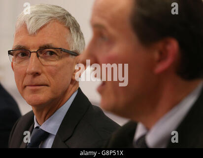 Dr Iain Wallace Directeur médical du NHS Lanarkshire (à gauche) et Dr John Logan, consultant en médecine de santé publique au NHS Lanarkshire, lors d'une conférence de presse au siège du NHS Lanarkshire à Bothwell. Au Royaume-Uni, plus de 8,300 patients qui ont pu être traités par un ancien professionnel de la santé ayant obtenu un test positif pour l'hépatite C sont invités à faire un test sanguin après la découverte de deux patients infectés. Banque D'Images