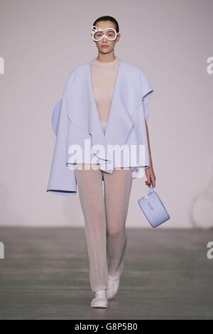 Xiao Li Catwalk - London Fashion week 2016.Un modèle sur la passerelle lors du salon féminin Xiao Li automne/hiver 2016 au BFC Show Space de Londres. Banque D'Images