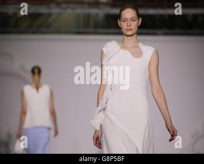 Modèles sur la passerelle pendant le salon féminin d'automne/hiver 2016 de Xiao Li au BFC Show Space de Londres. Banque D'Images