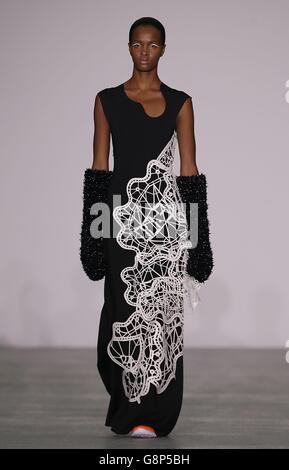 Xiao Li Catwalk - London Fashion week 2016.Un modèle sur la passerelle lors du salon féminin Xiao Li automne/hiver 2016 au BFC Show Space de Londres. Banque D'Images