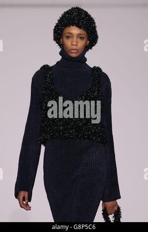 Xiao Li Catwalk - London Fashion week 2016.Un modèle sur la passerelle lors du salon féminin Xiao Li automne/hiver 2016 au BFC Show Space de Londres. Banque D'Images