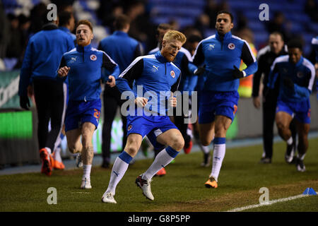 Paul McShane (au centre) dirige ses coéquipiers dans le réchauffez-vous avant de démarrer Banque D'Images