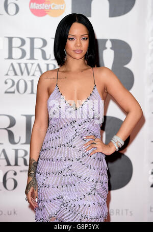 Rihanna arrive pour les Brit Awards 2016 à l'O2 Arena, Londres. APPUYEZ SUR ASSOCIATION photo. Date de la photo: Mercredi 24 février 2016. Voir l'histoire de PA SHOWBIZ Bits. Le crédit photo devrait se lire comme suit : Ian West/PA Wire Banque D'Images