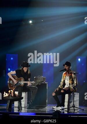 Brit Awards 2016 - spectacle - Londres.James Bay et Justin Bieber se sont performances sur scène lors des Brit Awards 2016 à l'O2 Arena, Londres. Banque D'Images